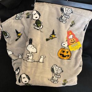 PEANUTS Halloween Snoopy Throw Blanket